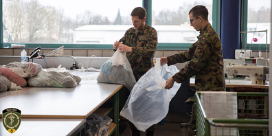 Da die Angehörigen des Spitalbataillons 5 nicht mehr nach Hause können, hat die Armeewäscherei viel zu tun. Teile der Truppen helfen deshalb beim Wäschewaschen aus. (Bild: zvg)