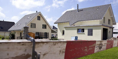 Wer sich auf günstigere Hauspreise freute, wird enttäuscht: Gemäss ZKB wird der Traum vom Einfamilienhaus auch im Jahr 2024 teuer. Allerdings verlangsamt sich das Preiswachstum. (Symbolbild)