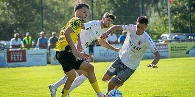 Elton Aliji (links) im Einsatz für den FC Höchst.