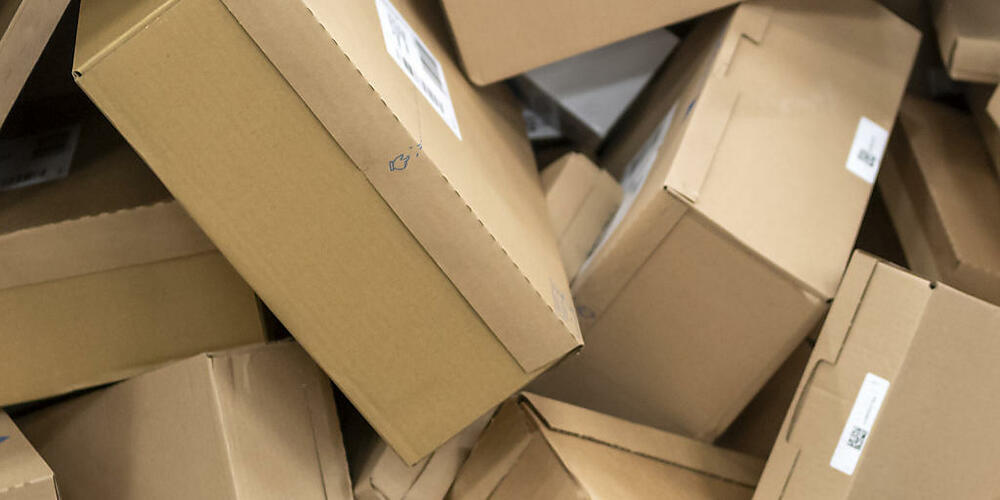 Ein Mann klaute Paketsendungen mit neuen Mobiltelefonen. (Symbolbild)