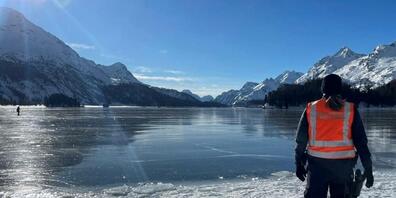 Die beiden Personen sind unabhängig voneinander im Eis auf dem Engadiner Silsersee eingebrochen, 100 bis 150 Meter vom Ufer entfernt.