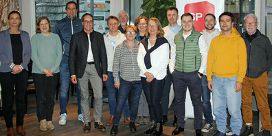 Die Kandidatinnen und Kandidaten für die Grossratswahlen der SP Kreuzlingen (von links) Marion Sontheim, Elina Müller, Michael Kuntzemüller, Markus Brüllmann, Doris Schneider, Erich Haller, Eva Büchi, Margrith Künzi, Edith Wohlfender-Oertig, Hasudin Muminovic, Sabahudin Alicajic, Simon Brühwiler, Marcel Burmeister, Paul Wirz (es fehlen: Franco Bucca, Christine Graeser, Gabi Hahn). 