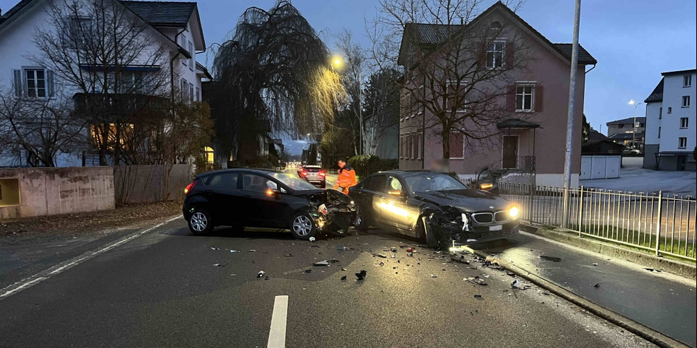 Der Sachschaden an den beiden Autos liegt im fünfstelligen Bereich.