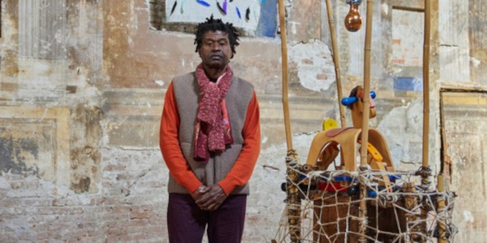 Der Künstler Arthur Simms im Portrait.