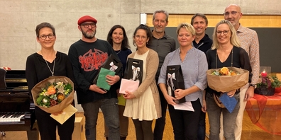 Konnten ihre Dienstjubiläen feiern (v.l.n.r.): Bea Eichmüller, Thomas Müller, Doris Mathies, Marion Artho,  Thomas Grünenfelder, Silvia Roth, Geri Rüegg, Cornelia Ziegler und Rektor Hugo Gort.