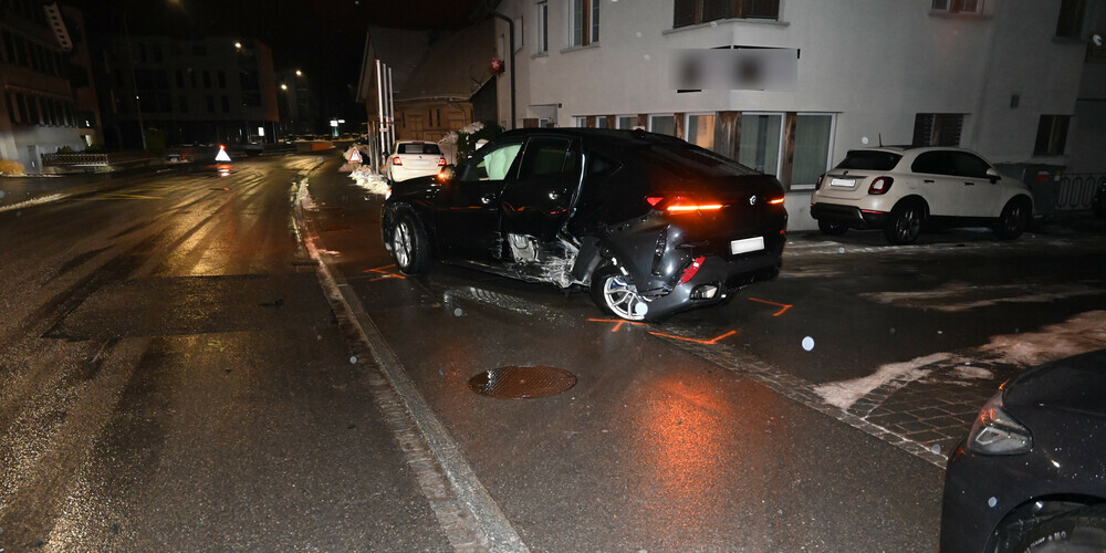 Der Fahrer liess sein kaputtes Auto stehen und zog von dannen.