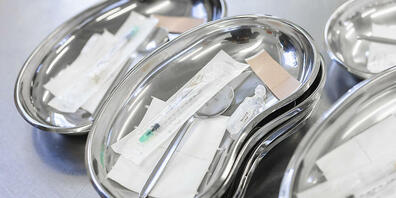 Set mit Spritzen und anderem "Drogenbesteck" in einem Konsumraum für Drogenabhängige, so wie einer in Chur geplant ist. (Symbolbild)