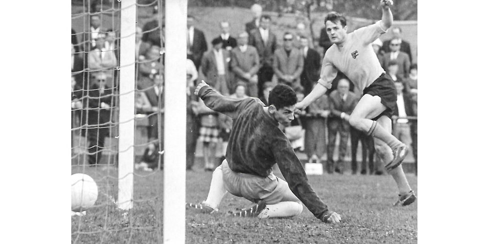 Beim 5:0-Sieg gegen Vevey im April 1963 trifft auch Hans Wiehler (r.) für den FCS.