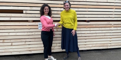 Im Bild v.l.: Andrea Bogensperger (Prorektorin Gymnasium Friedberg) und Katharina Lehmann (CEO Blumer Lehmann) besiegeln die Partnerschaft der Institutionen .