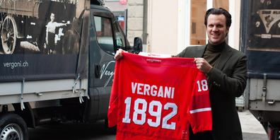 Gianni Vergani präsentiert sichtlich stolz das spezielle Trikot. 