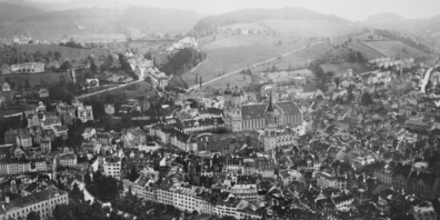 Die Stadt St.Gallen 1893, aufgenommen von Eduard Spelterini aus seinem Ballon. Gut sichtbar sind die Strassen, auf denen noch kein motorisierter Verkehr fährt