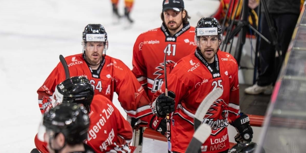 Ausserhalb der Playoff-Plätze, aber aufstiegsberechtigt. Der EHC Visp (hier Eigenmann, Backup-Goalie Ritz und Weisskopf) liefert ein schräges Bild ab.