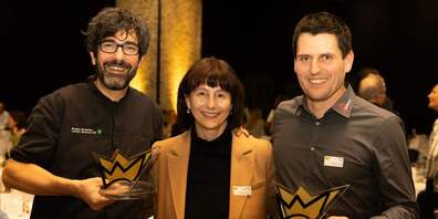 Cornelius Schaufelberger, Küchenchef Landwirtschaftliches Zentrum SG, Salez, (König Gastronomie) sowie Barbara Ehrbar-Sutter und Christof Hafner, Geschäftsleitung Breitenmoser Appenzeller Fleischspezialiäten AG, (König Produktion) strahlen nach der Königswahl.