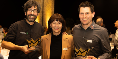 Cornelius Schaufelberger, Küchenchef Landwirtschaftliches Zentrum SG, Salez, (König Gastronomie) sowie Barbara Ehrbar-Sutter und Christof Hafner, Geschäftsleitung Breitenmoser Appenzeller Fleischspezialiäten AG, (König Produktion) strahlen nach der Königswahl.