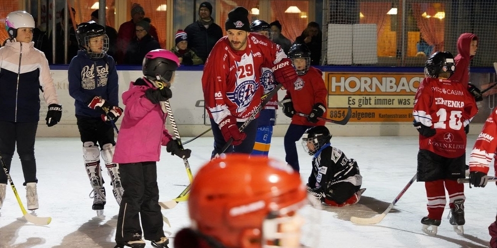 Lakers-Stürmer Martin Frk (Mitte) beim «Chneblä» mit Kindern auf dem Lachner Eisfeld.