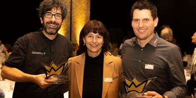 Cornelius Schaufelberger, Küchenchef Landwirtschaftliches Zentrum SG, Salez, (König Gastronomie) sowie Barbara Ehrbar-Sutter und Christof Hafner, Geschäftsleitung Breitenmoser Appenzeller Fleischspezialiäten AG, (König Produktion) strahlen nach der Königswahl.