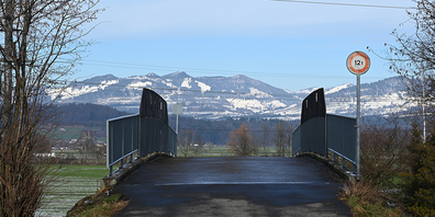 Auf dieser Brücke in Buttikon standen am Montagabend Beamte der Kantonspolizei Schwyz im Einsatz. Grund dafür war die Fahrt eines Extrazugs, wie es heisst.