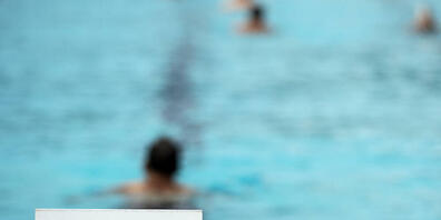 Im Kanton St. Gallen wird das Alkoholausschankverbot in Badeanstalten bald aufgehoben. (Symbolbild)