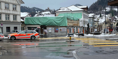 Beim Überqueren der Strasse übersah die Velofahrerin das herannahende Auto.