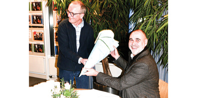 Mit einer symbolischen Wundertüte überreicht Hans-Jürg Fehr (r.) die Präsidentenfunktion an seinen Nachfolger Urs Wohlgemuth.