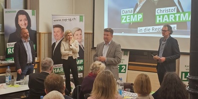 Diskussionsrunde mit v. l.: Wahlkampfleiter Donat Kuratli, Regierungsratskandidatin Dana Zemp, Regierungsrat Christof Hartmann und Bezirksparteipräsident Benno Koller.