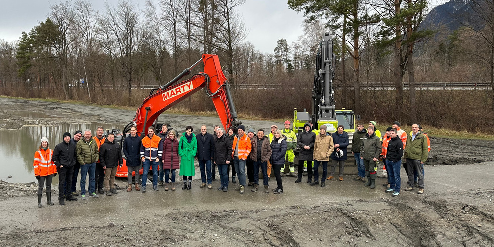 Hier wird der Werdenberger Binnenkanal künftig durchfliessen: Im Beisein von Regierungsrätin Susanne Hartmann besichtigten gegen die 50 Projektbeteiligte die Baustelle in Sevelen.