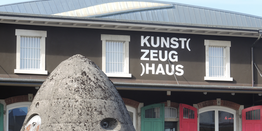Das erste Podiumsgespräch findet im Kunst(Zeug)Haus statt.