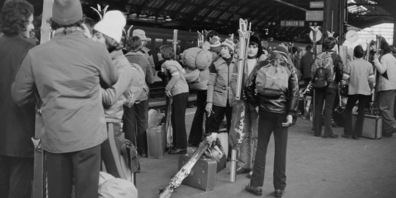 Schulkinder warten am St.Galler Hauptbahnhof auf den Zug, der sie ins Skilager bringen wird.