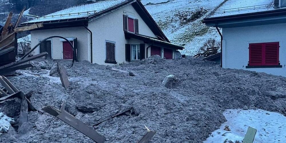 In Schwanden sind Räumungsarbeiten in der Gefahrenzone weiterhin nicht möglich. In der Nacht auf Donnerstag gab es erneut Rutschungen.