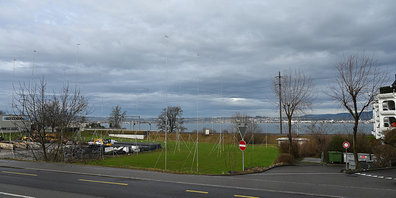 So zeigt sich das Areal des alten Fussballplatzes in Altendorf zurzeit, es wird noch als Installationsplatz für den Fernwärmeleitungsbau so Philomena Lenz. (bel) verwendet; links ist die Transver zu erkennen, rechts die seit langem bestehende Überbauung Seepark.