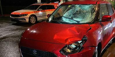 Das Auto wurde beim Unfall beschädigt.