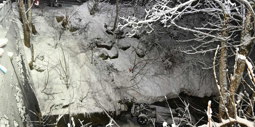Das Auto kam im Goldingerbach zum Liegen. 