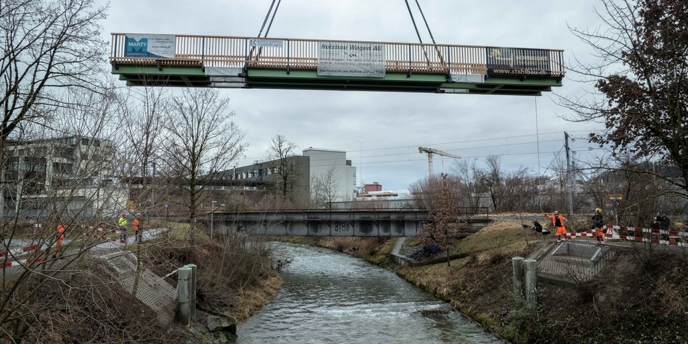 Die neue Feinstanz-Brücke aus Stahl und Holz wiegt 20 Tonnen. Sie wurde auf den alten Pfeiler platziert und fixiert.