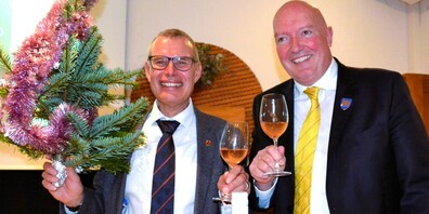 Rolf Bühler, Zunftmeister der Zunft zu den Drei Königen, schenkte Walter Zweifel (l.) einen Blumenstrauss in Form eines Weihnachtsbaums. Die Firma Zweifel blickt auf ein erfolgreiches Jahr mit Rekordernte zurück. Zudem expandierte das Aushängeschild von Höngg spürbar.