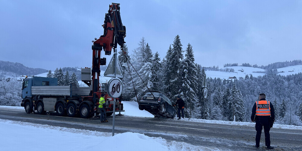 In Hundwil musste ein Auto mit einem Kran aus der Wiese gezogen werden.