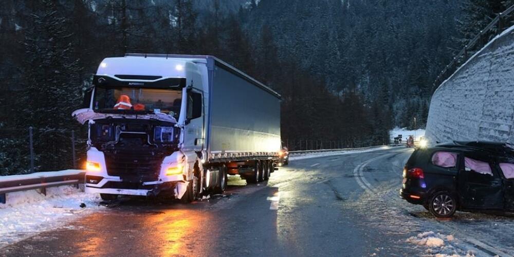 Der Autofahrer wurde beim Unfall eingeklemmt und musste von der Feuerwehr befreit werden. Ein Ambulanzteam versorgte den Schwerverletzten, ehe er nach Chur ins Spital geflogen wurde.