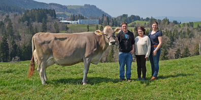 Sonnige Zeiten: Armin Schatt präsentiert gemeinsam mit Mutter Anna Schatt und Anna Strodthoff voller Stolz die von Braunvieh Schweiz zur Kuh des Monats gekürte Jongleur-Tochter Jael. (Bild: Silvia Gisler)