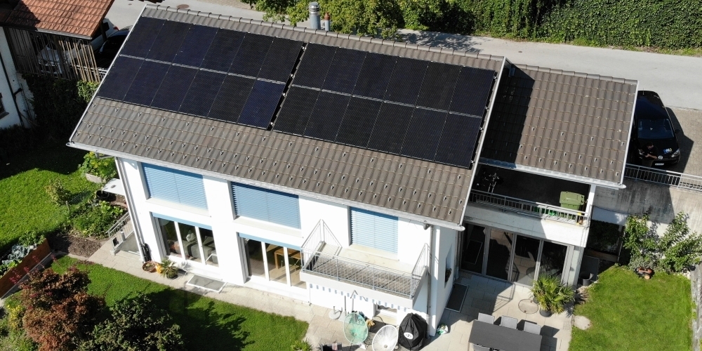 Eine dreistellige Zahl Photovoltaikanlagen ist auf Uzner Dächern installiert, dutzende weitere sind bewilligt. (Archivbild)