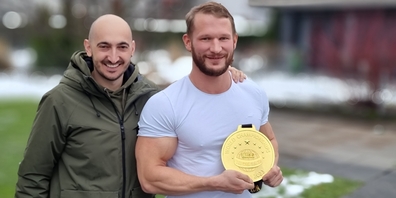 Gemeinderat Simon Schoch (l.) gratuliert Marc Zweifel zum Weltmeistertitel.
