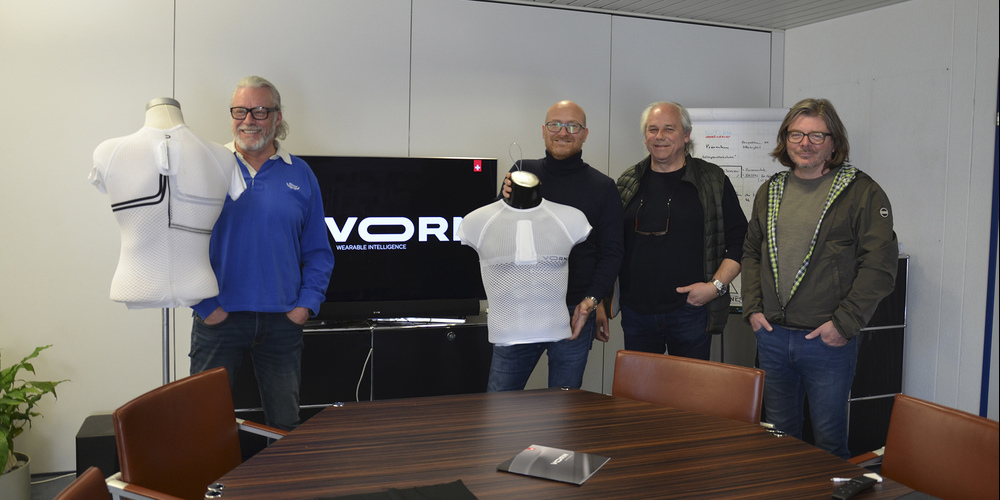 Jürgen König (Founder Vorn Sports AG, von links), Patrick Lambertz (CEO), René Bollhalder (Founder) und Alfred Meister (Founder/Verwaltungsrat) zeigen ihr revolutionäres Shirt am Vorn-Hauptsitz in Wollerau. (Bild Patrizia Baumgartner)