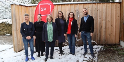 Präsidentinnen stellen Schwerpunktthemen vor: Judith Kern, Salome Ammann, Sonja Wiesmann Schätzle, Nina Schläfli, Kantonalpräsidentin Marina Bruggmann und Parteisekretär Yves Müller.