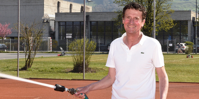 Olaf Schürmann, Präsident  des Tennisclubs Lachen, sorgt persönlich für gute Platzverhältnisse. (Bild Franz Feldmann)