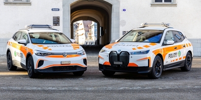 Die Kapo St.Gallen setzt zunehmend auf Elektromobilität: neuer Volkswagen ID.4 GTX Pro Performance (l.) und neuer BMW iX xDrive50.
