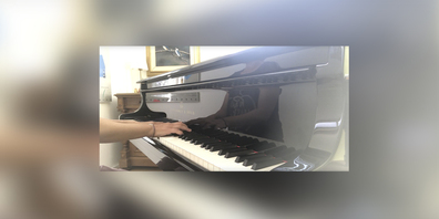 Die Pianistin Young-Ah Hauser präsentiert ein Klavierstück. (Bild: Youtube)