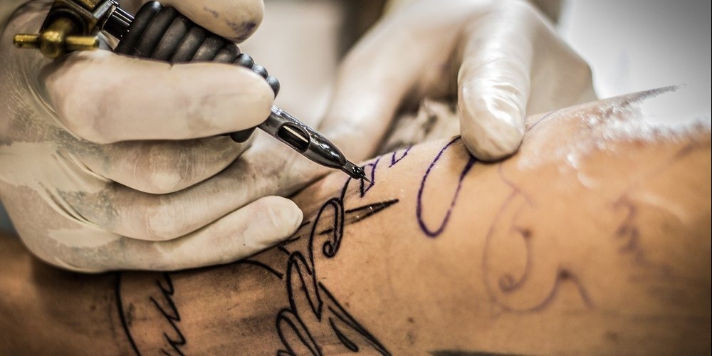 Betriebe mit personenbezogenen Dienstleistungen mit Körperkontakt können ebenfalls wieder öffnen, so zum Beispiel Tattoo-Studios.
