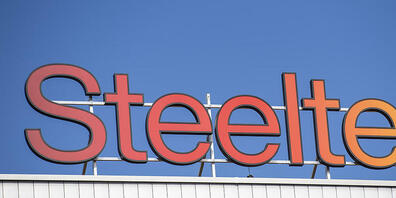 Das Logo von Steeltec am Standort Emmenbrücke LU. Das Unternehmen stellt unter anderem Spezialstähle für die Auto- und Maschinenindustrie her. (Archivaufnahme)