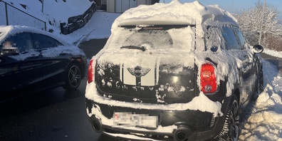 In Kirchberg war eine 47-Jährige in fahrunfähigem Zustand und mit schneebedecktem Dach unterwegs.