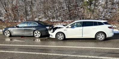 Die ineinandergekrachten Autos.
