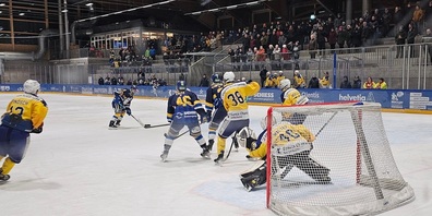 Der EHC Uzwil im Angriff gegen den Club da Hockey Engiadina.