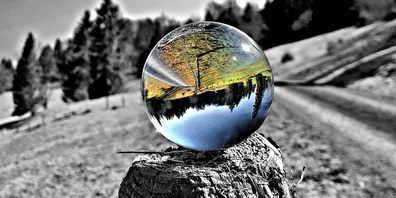 Ein Blick in die berühmte Glaskugel verrät...? (Bild Bruno Füchslin)